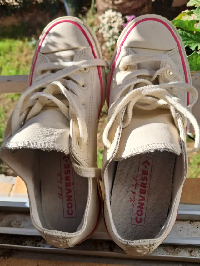 Zapatillas Converse Talla 36.5 es de cuerina beige