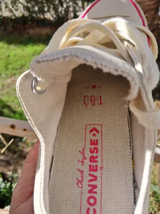 Zapatillas Converse Talla 36.5 es de cuerina beige