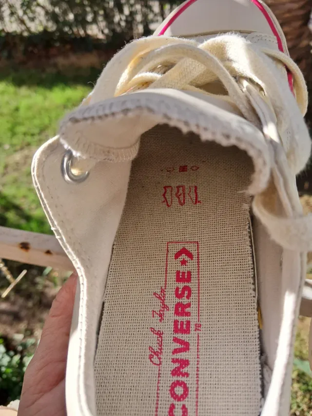 Zapatillas Converse Talla 36.5 es de cuerina beige