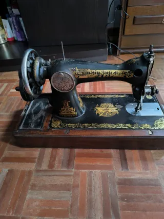 Máquina de coser SINGER antigua