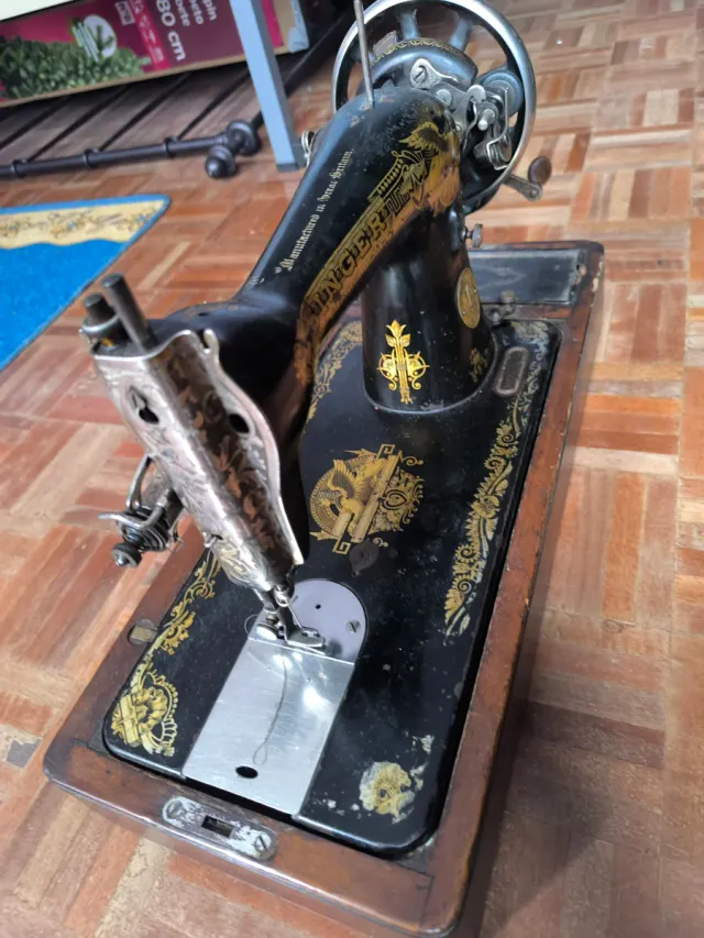 Máquina de coser SINGER antigua