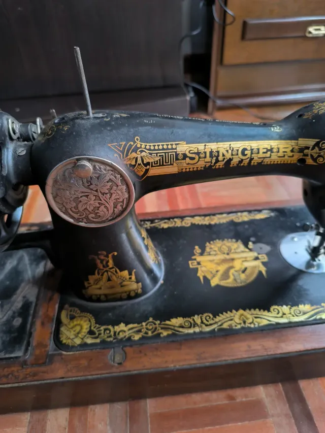 Máquina de coser SINGER antigua