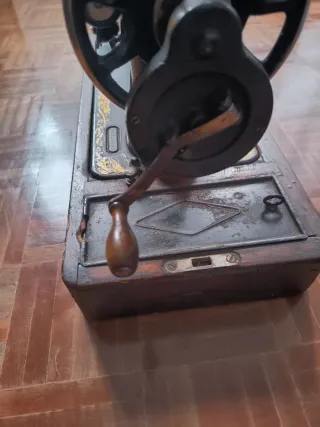 Máquina de coser SINGER antigua