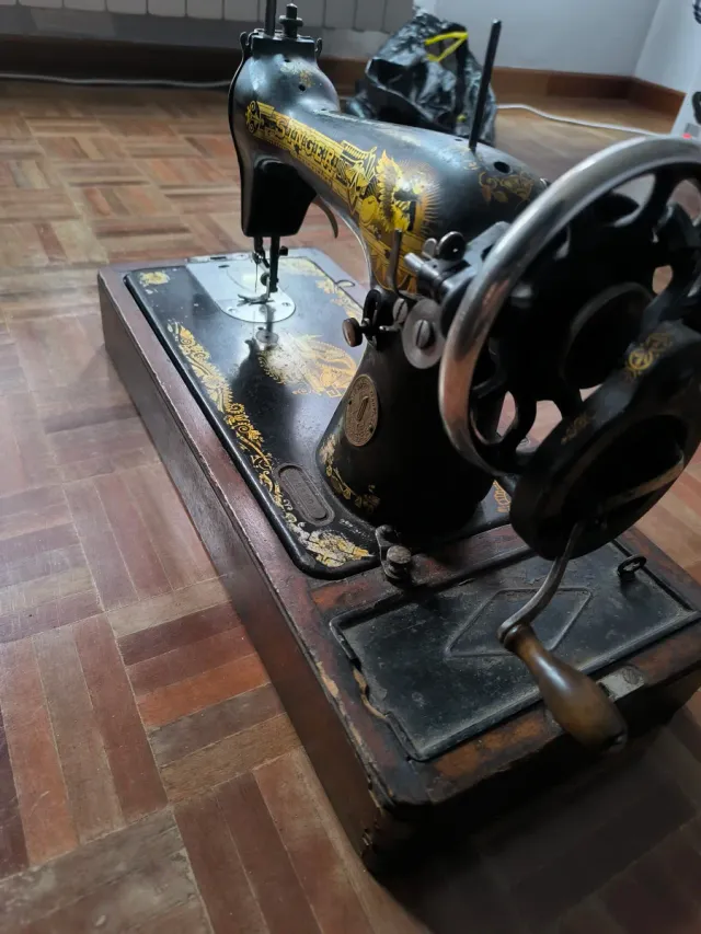 Máquina de coser SINGER antigua