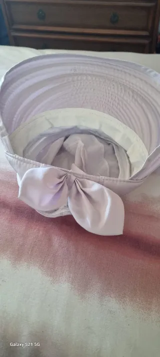 Gorro visera morado y blanco con lazo