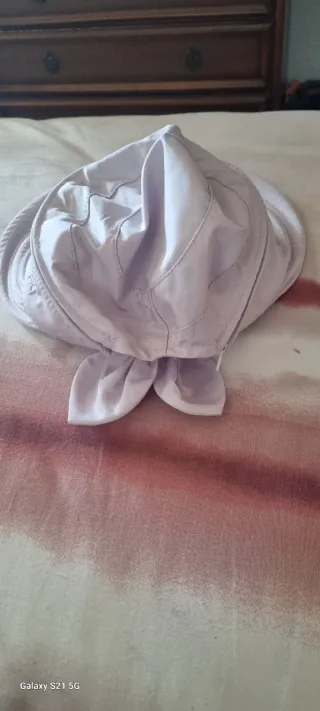 Gorro visera morado y blanco con lazo