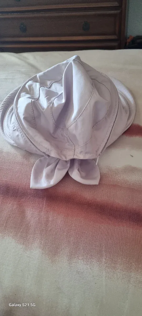 Gorro visera morado y blanco con lazo