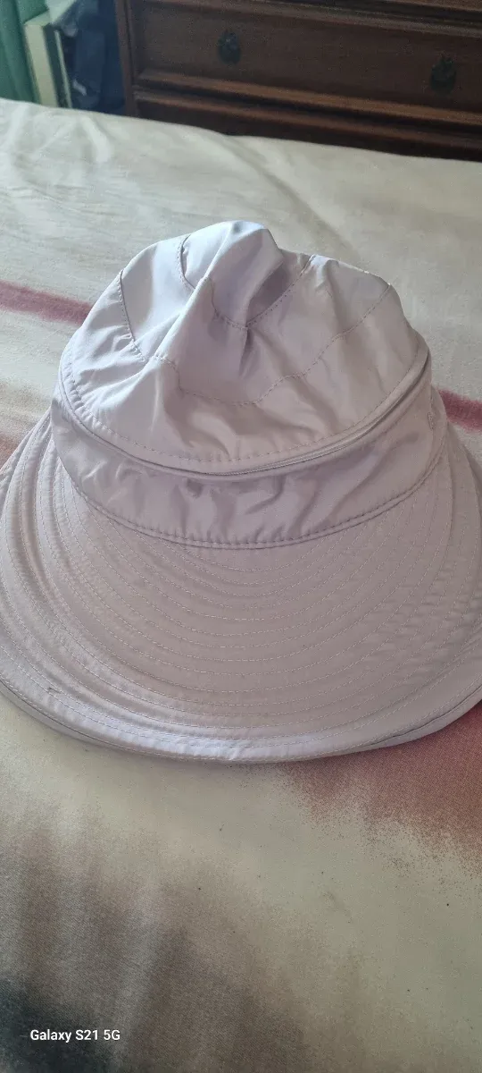 Gorro visera morado y blanco con lazo