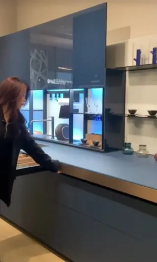 Gabinetes de cocina modernos con luces