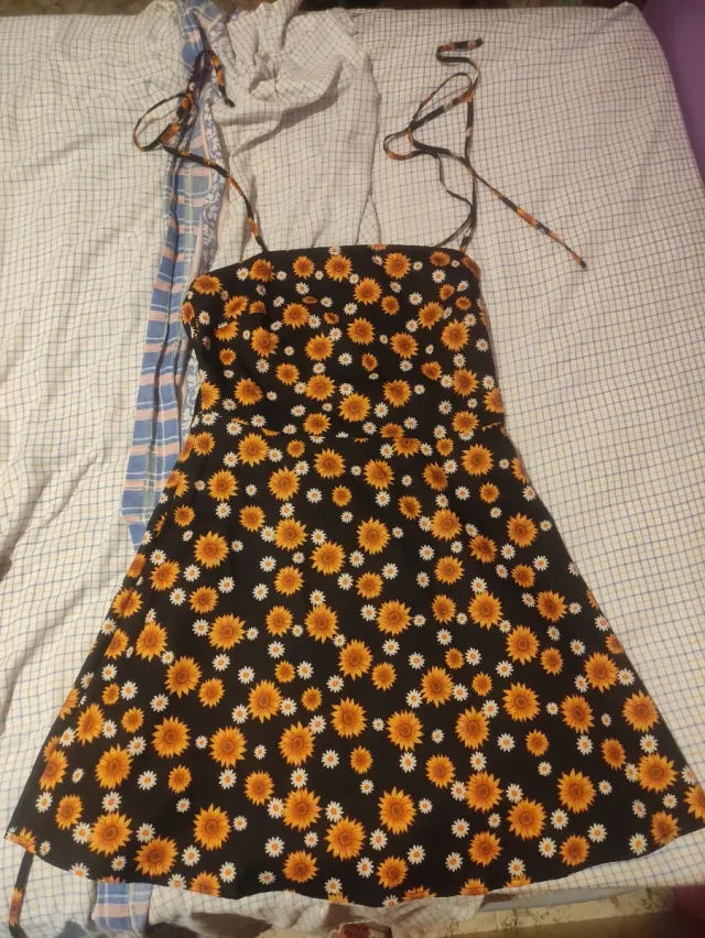 Vestido negro con flores naranjas