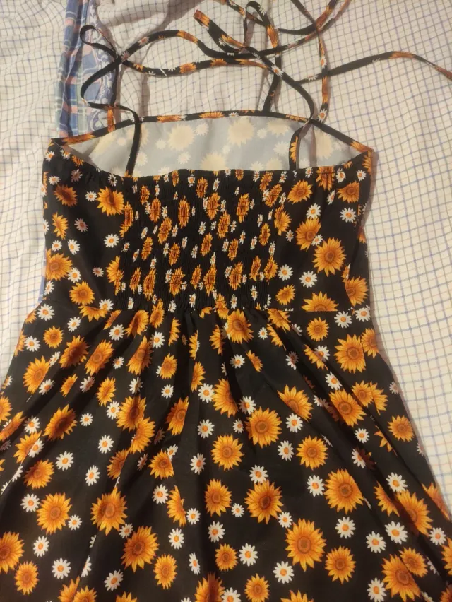 Vestido negro con flores naranjas