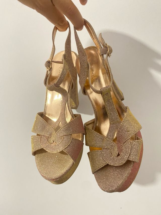 Zapatos de fiesta dorados y rosas