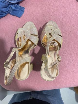 Zapatos de fiesta dorados y rosas