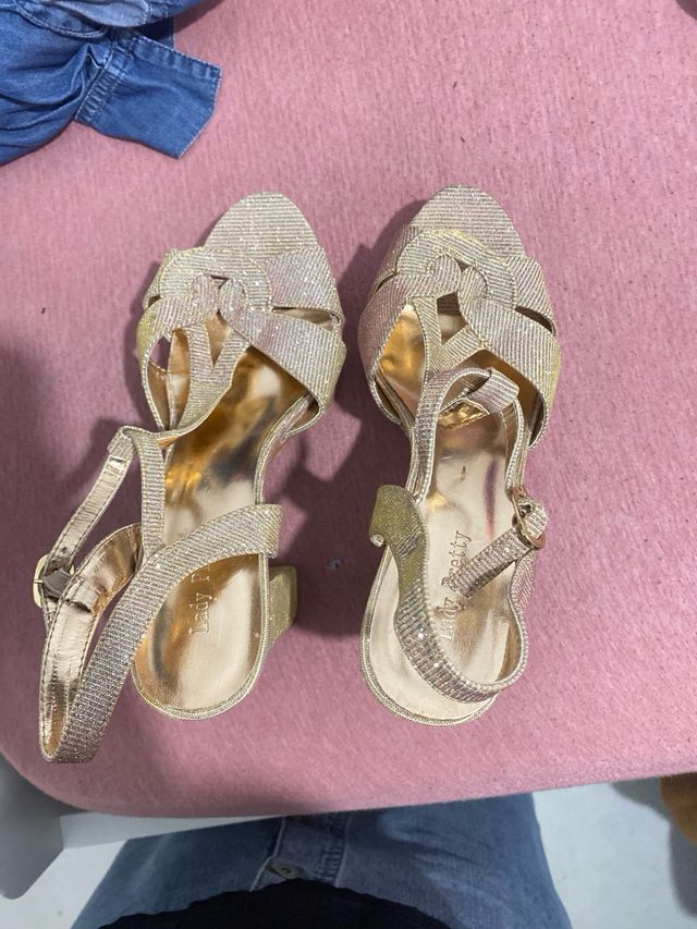 Zapatos de fiesta dorados y rosas