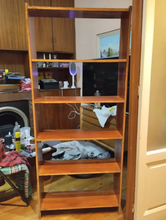 Estantería de madera marrón