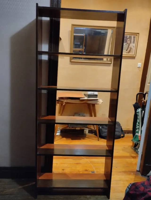 Estantería de madera marrón