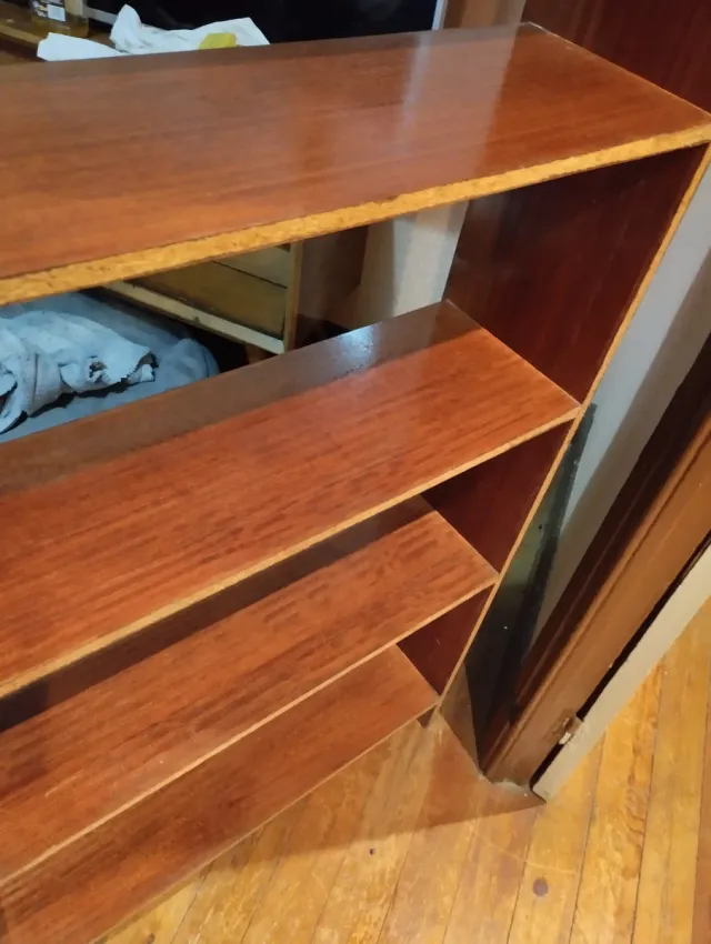 Estantería de madera marrón