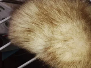 Collo di pelliccia beige e marrone