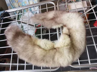 Collo di pelliccia beige e marrone