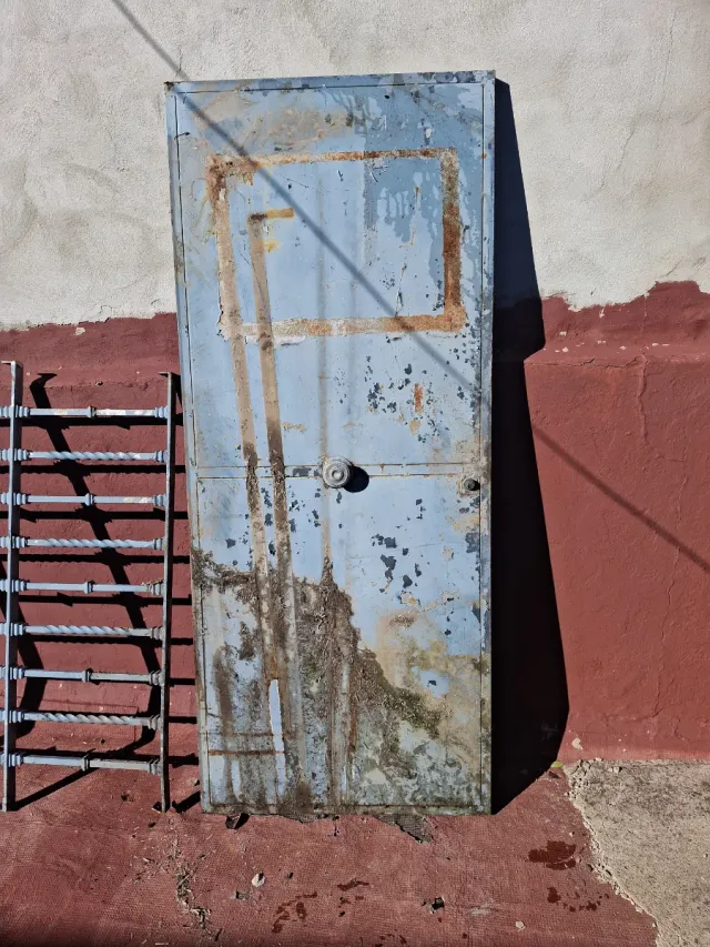 Puerta de hierro antigua