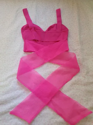 Crop top rosa con tirantes y velo