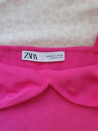 Crop top rosa con tirantes y velo