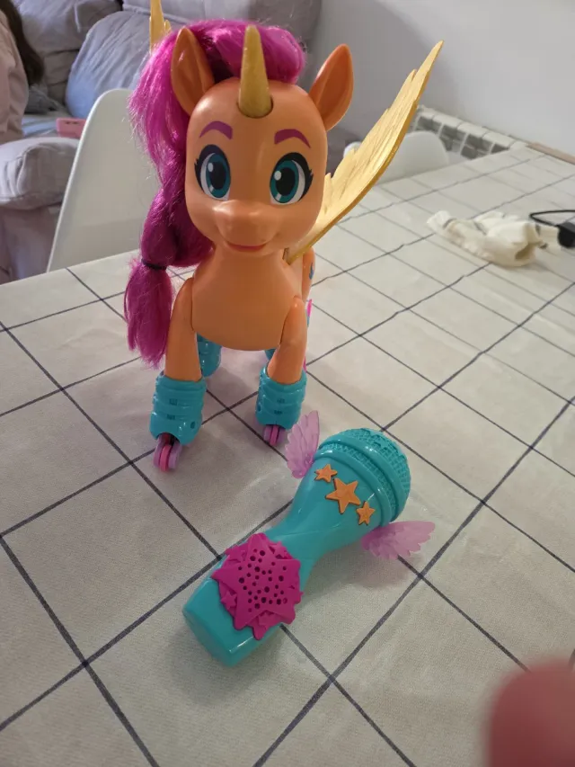 Pony con micrófono musical