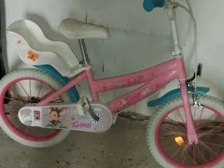 Bici niña rosa sin usaren olula del río