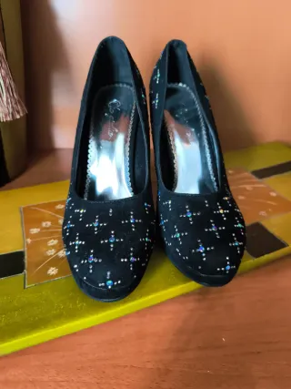 Zapatos de tacón negros con brillos talla 38