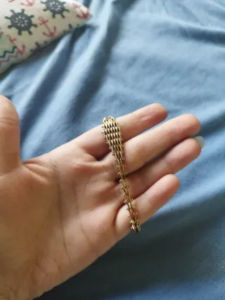 Pulsera dorada estilo cadena