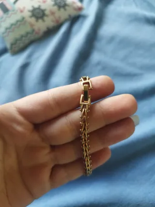 Pulsera dorada estilo cadena