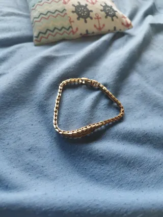 Pulsera dorada estilo cadena