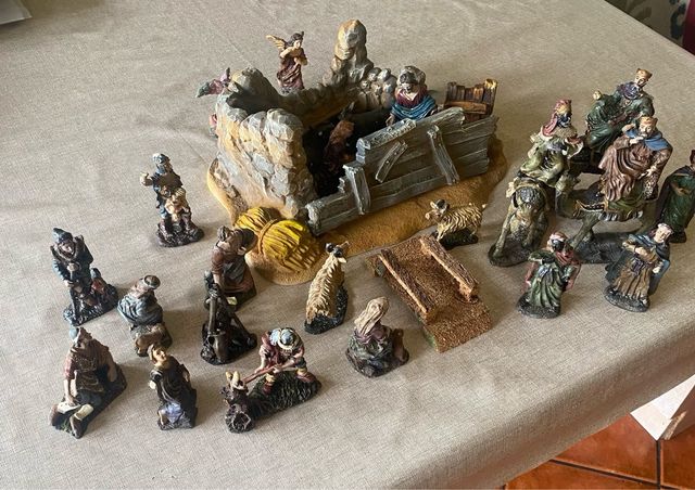 Portal de Belén y 25 figuras artesanales
