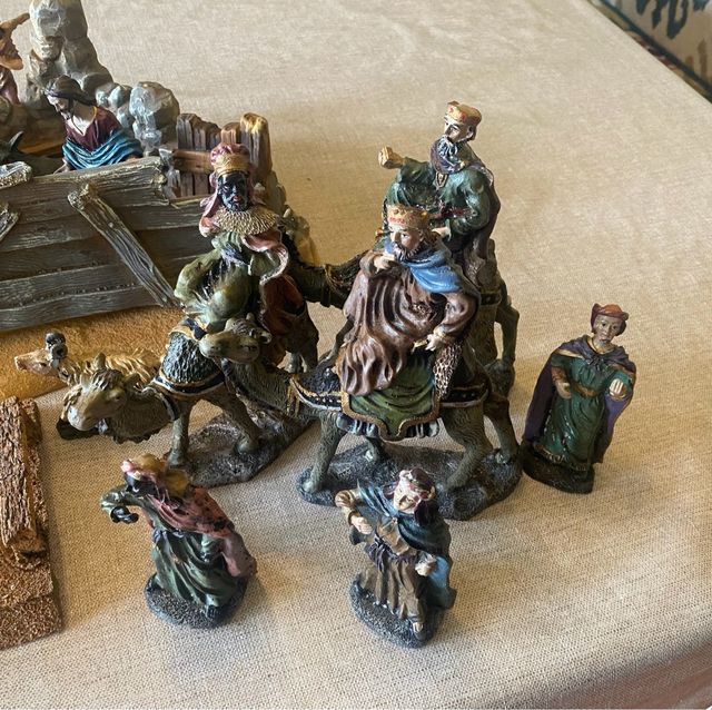 Portal de Belén y 25 figuras artesanales