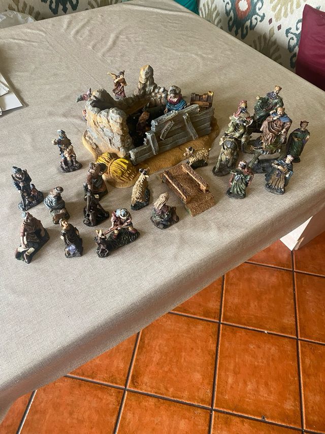 Portal de Belén y 25 figuras artesanales