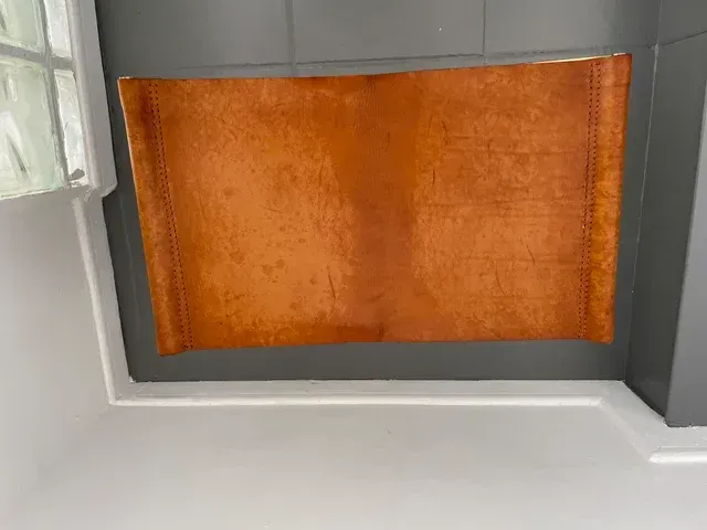 Sgabello pieghevole in pelle e metallo Kaljerone