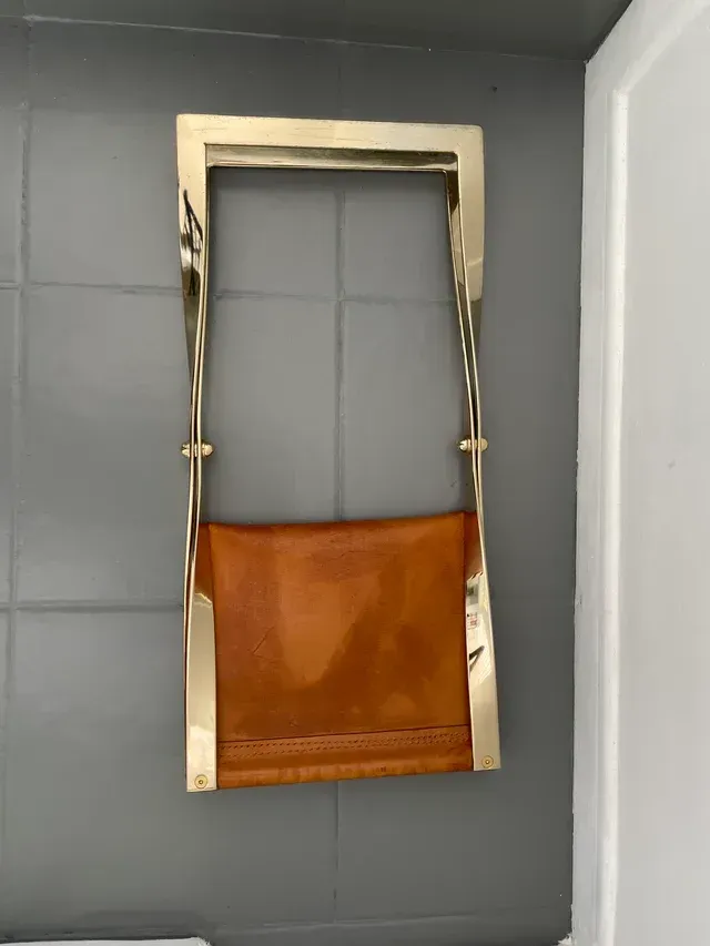 Sgabello pieghevole in pelle e metallo Kaljerone