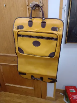 Maleta de piel para traje amarilla