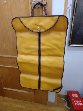 Maleta de piel para traje amarilla