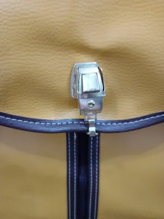 Maleta de piel para traje amarilla