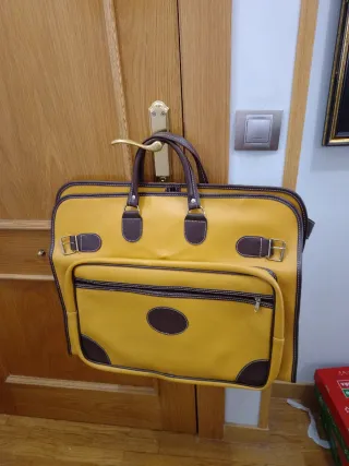 Maleta de piel para traje amarilla