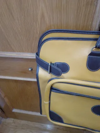 Maleta de piel para traje amarilla