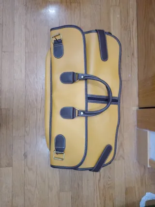 Maleta de piel para traje amarilla