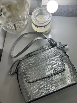 Bolso plateado efecto piel