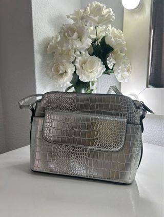 Bolso plateado efecto piel