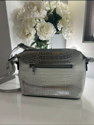 Bolso plateado efecto piel