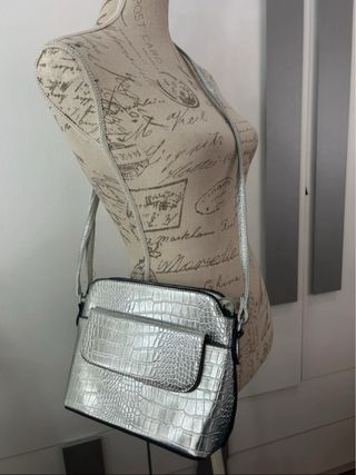 Bolso plateado efecto piel
