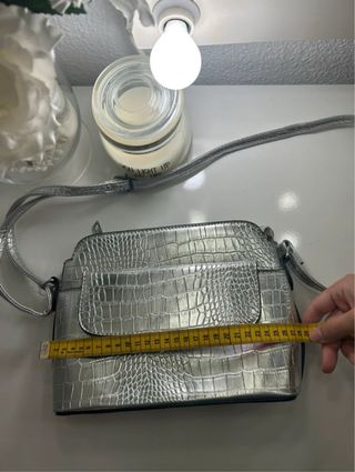 Bolso plateado efecto piel