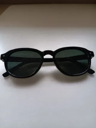 Gafas de sol negras y verdes