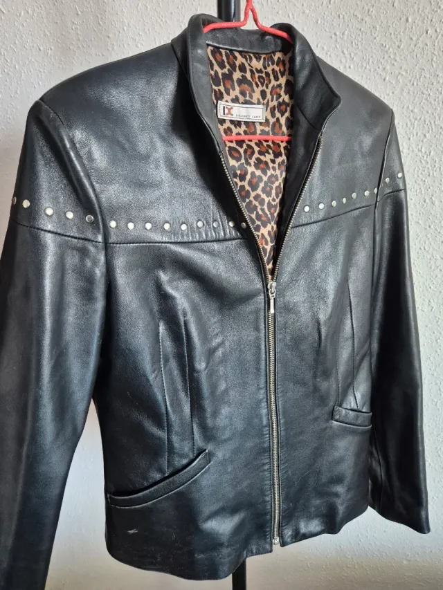 Chaqueta de cuero negra con tachuelas